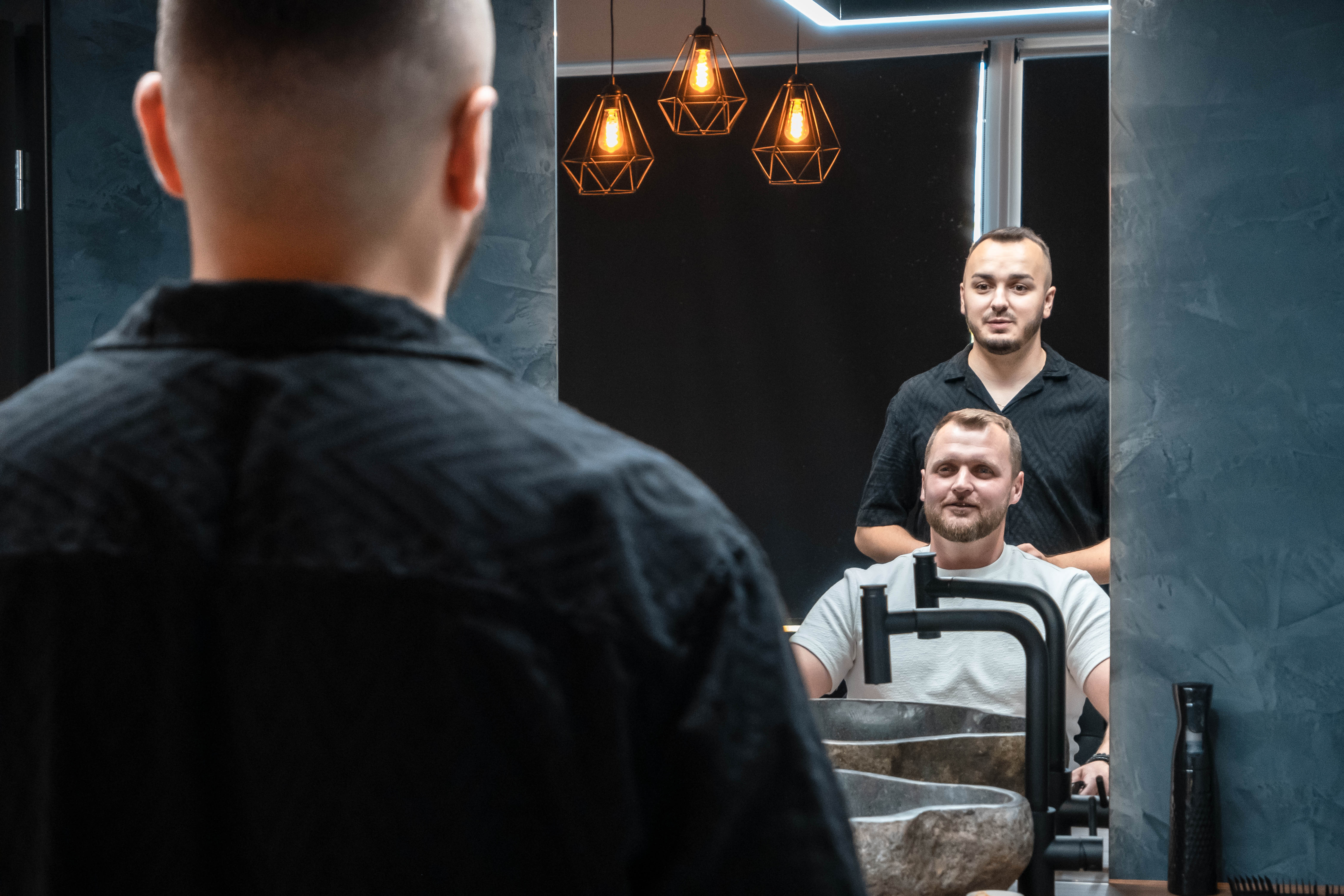 Strihanie vlasov v Primitive Barber, Kúty