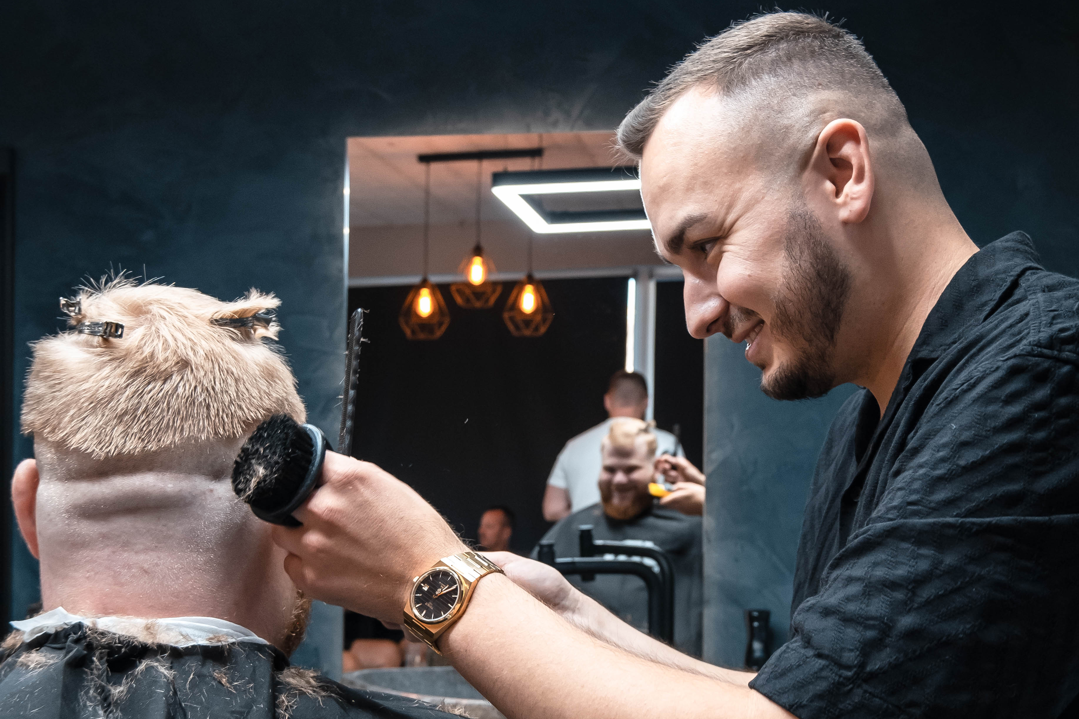 Primitive Barber — barber pri práci v Kútoch